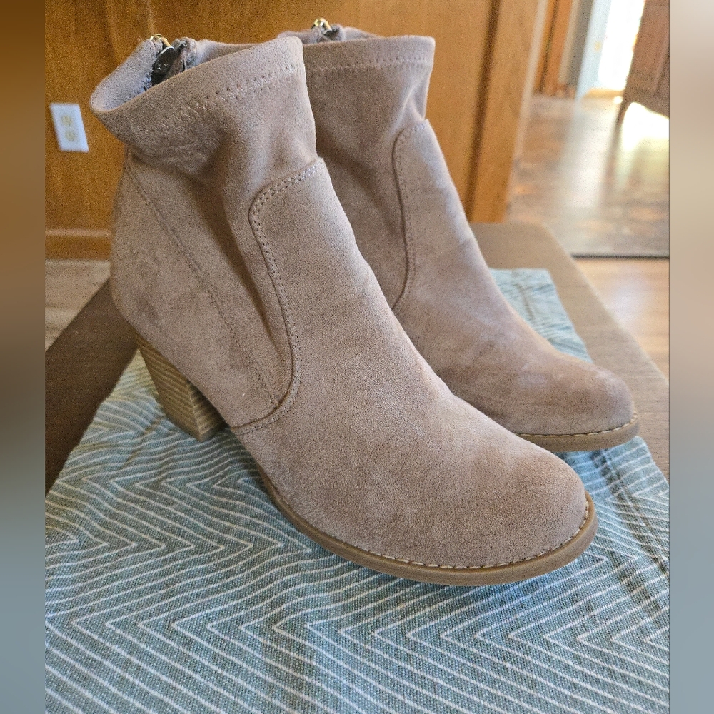 Women's Dolce Vita Tan Ankle Boots Size 8.5